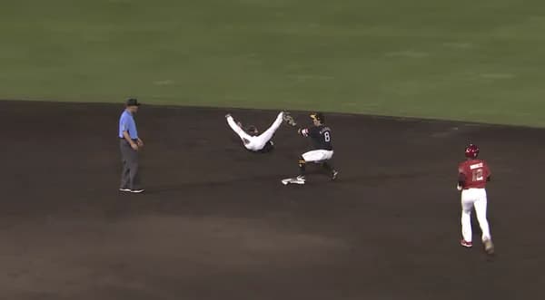 ホークス守備、曲芸で切り抜ける