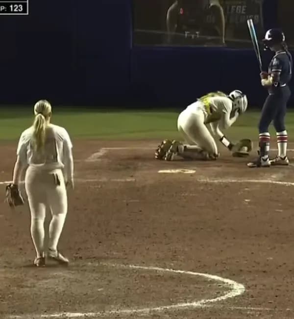 女子ソフトボールで珍投球wwwwwwwwww