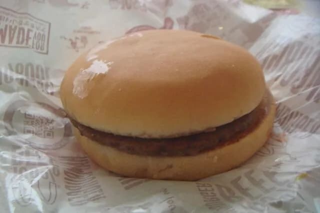 懐古おじさん「20年前は良かったなあ…ハンバーガーも数十円で…ワンコインランチもあって…」