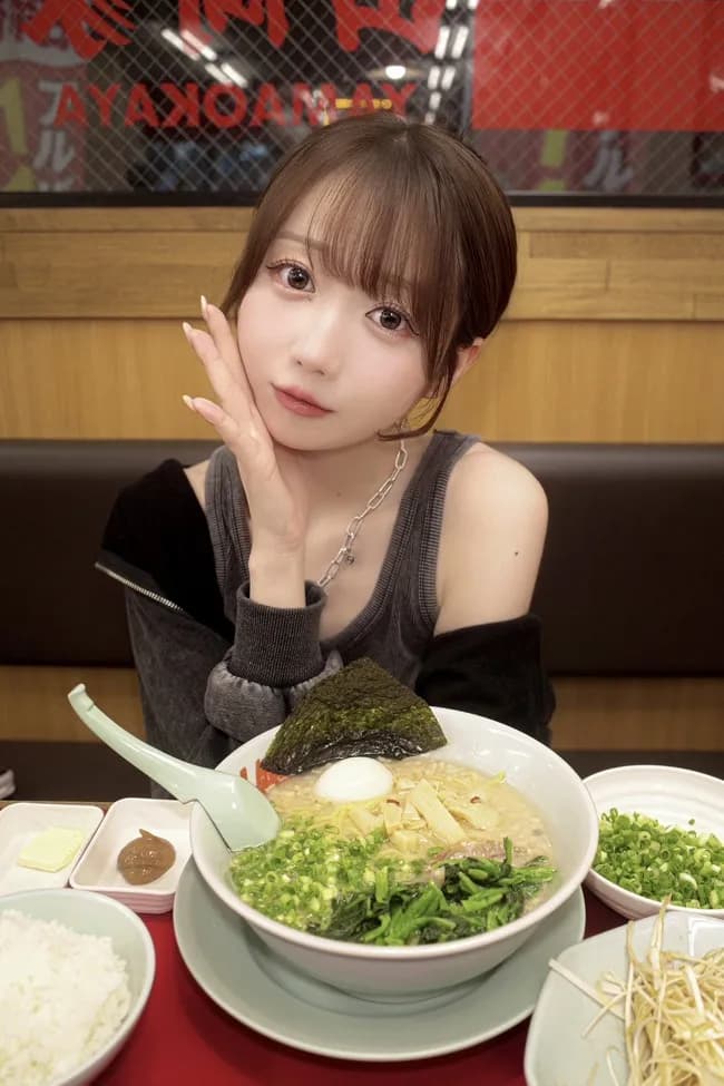 【悲報】人気アイドルさん、12万の痛バを持って山岡家へ