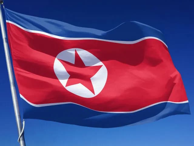 【悲報】ウクライナ派遣された北朝鮮兵(20)、地雷原を走り無事地雷除去任務を遂行して祖国で称賛される