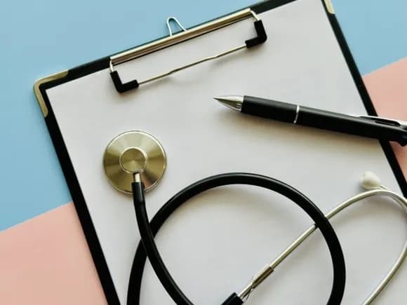 【悲報】女子高生さん、学校の健康診断で胸丸出し←男性医師「正確に診断したい・・・」