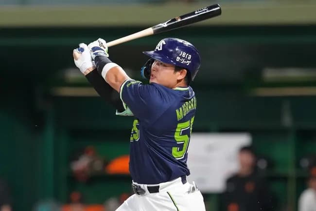 【悲報】セ・リーグ、シーズンほとんど休んでた村上がホームラン3位になってしまう