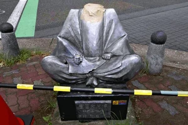 【画像】豊臣秀吉の像の首がへし折られる   名古屋