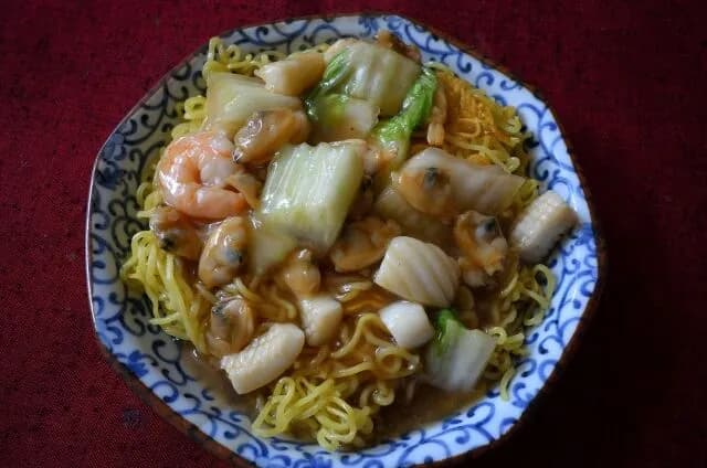 「焼きそばに入れてはいけない具」魚介類に決まる…！