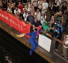 阪神以外の11球団のファンってもし応援してるチームが優勝したらどこに飛び込むの？