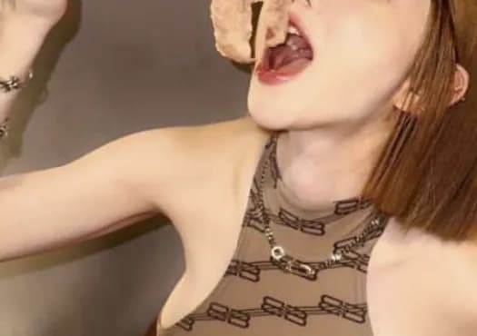 【悲報】美女韓国人DJさん、肉の食べ方で物議を醸してしまうｗｗｗｗｗ