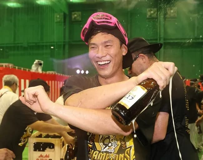 【阪神】湯浅京己 ビールかけ「お疲れ生です」にナイン失笑　ドリスはヘリウムガス吸引も効果なし