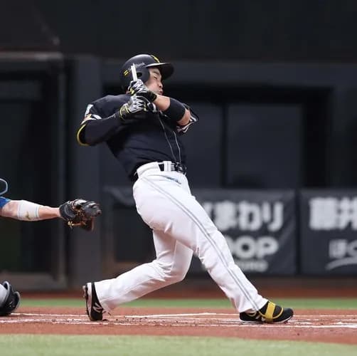 【アクシデント】ソフトバンク近藤健介の折れたバットが日本ハム八木裕コーチの頭部付近に直撃