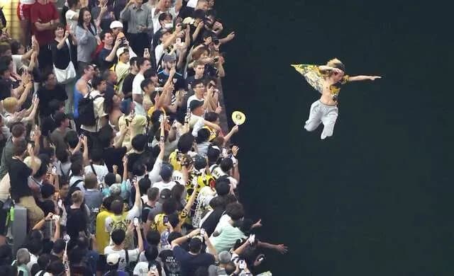 【悲報】阪神ファンの道頓堀飛込み...日本観光中のアメリカ人「何が起きているのか分からなかった。日本人はおとなしく、礼節を重んじると思っていたが川に飛び込むなんて意外だ」