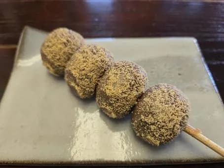 【画像】街のきびだんご屋さん様子がおかしくなる・・・・・・・・・