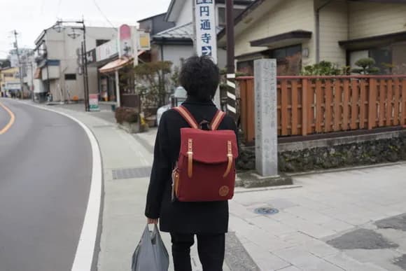 【悲報】独身男性「1人旅来たぞ！現地の美味いもん食って観光スポット見てビジホ泊まって…なんの意味が？」