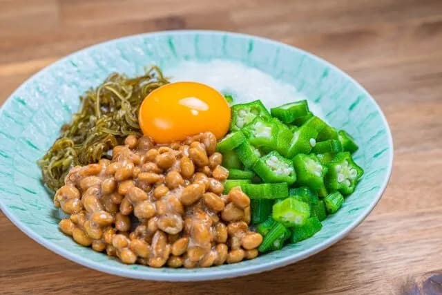 ネバネバ丼の中身「納豆」「とろろ」「オクラ」←ここに何か足して最強にしろ