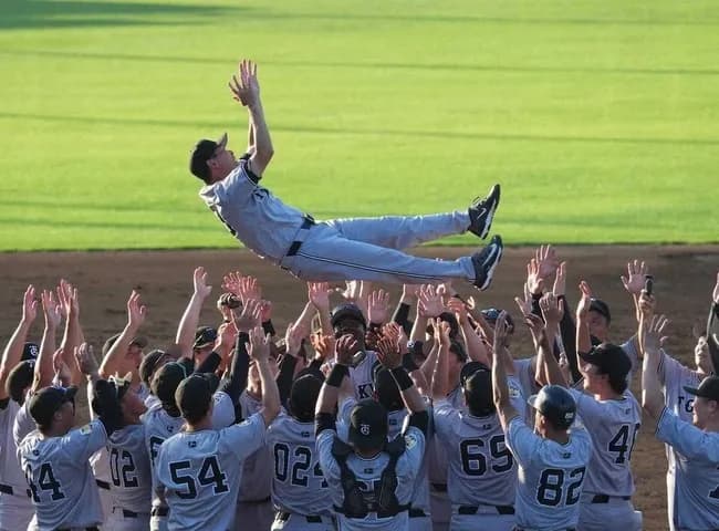 巨人2軍、2年ぶり29度目の優勝！　就任2年目の桑田監督は初胴上げで3度宙を舞う