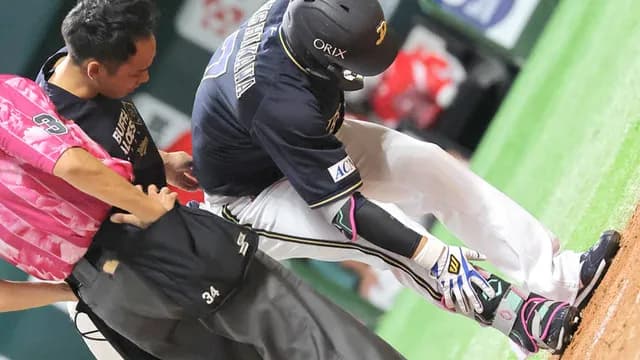 西川龍馬、自打球で『右脛骨骨折』首位打者は絶望的に