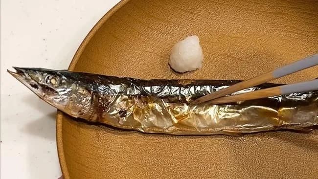 漁師「サンマが過去にない大漁なのぉ！すごい！みんな食べてくれ！」→1匹399円