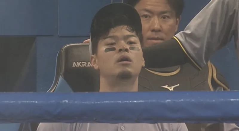 昨日の神宮、降雨からゲーム開始が告げられた時のベンチ表情wwwwwwwwww