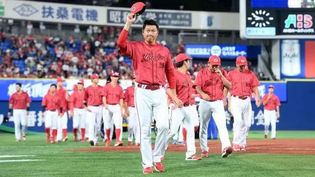 カープファン＆DeNAファンが『石井琢朗の応援歌』を合唱！雨天中断時のハマスタ最終戦で〝エール交換〟的名シーン