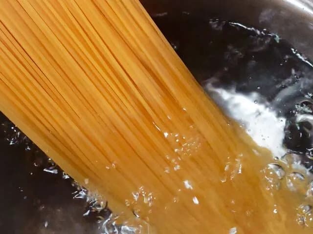パスタ100gすくなっ！200g茹でたろ！ｗ→いや、200gも茹でたボケ誰やねん…←これ