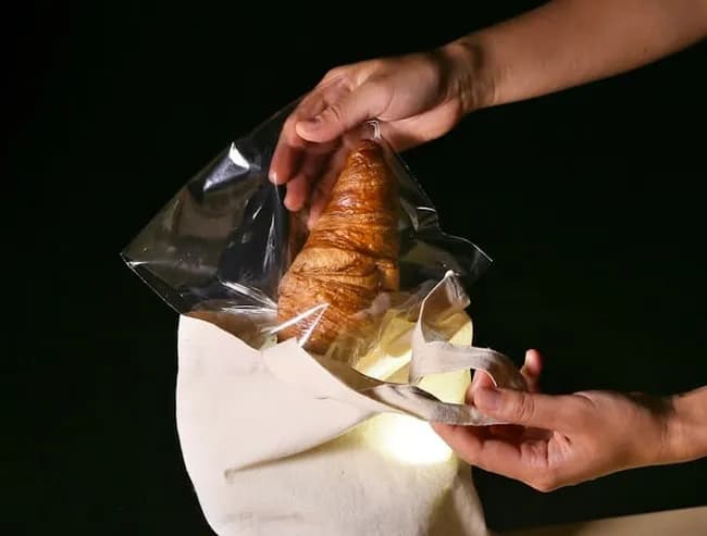 【悲報】余ったパンを持ち帰ろうとした給食のおばちゃんが懲戒免職。退職金1100万円を失う