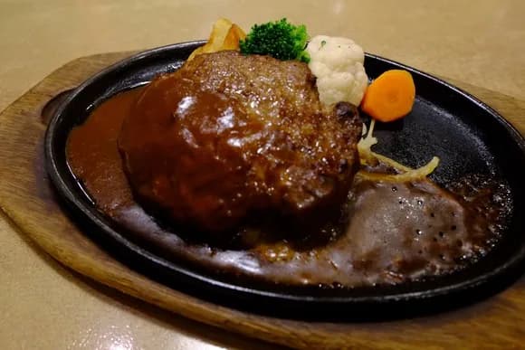 【悲報】中身とろとろ生ハンバーグ、集団食中毒がテロ並みに・・・・・・・・・・・・