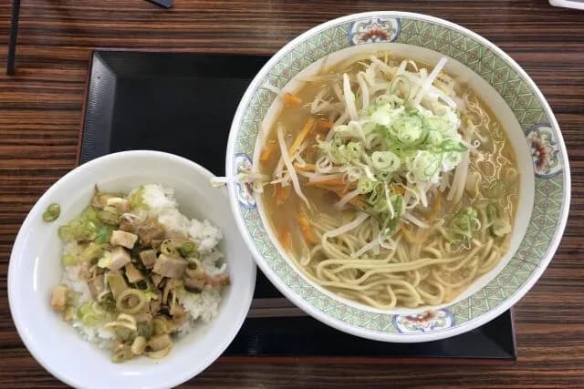 ラーメンや行ったら必ずミニ丼系頼むやつww
