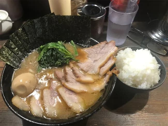 【画像】このラーメンライスに880円出せますか？