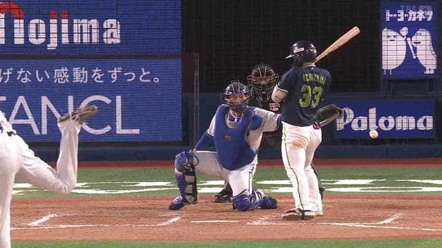 藤浪、内山の背中を通過する大暴投