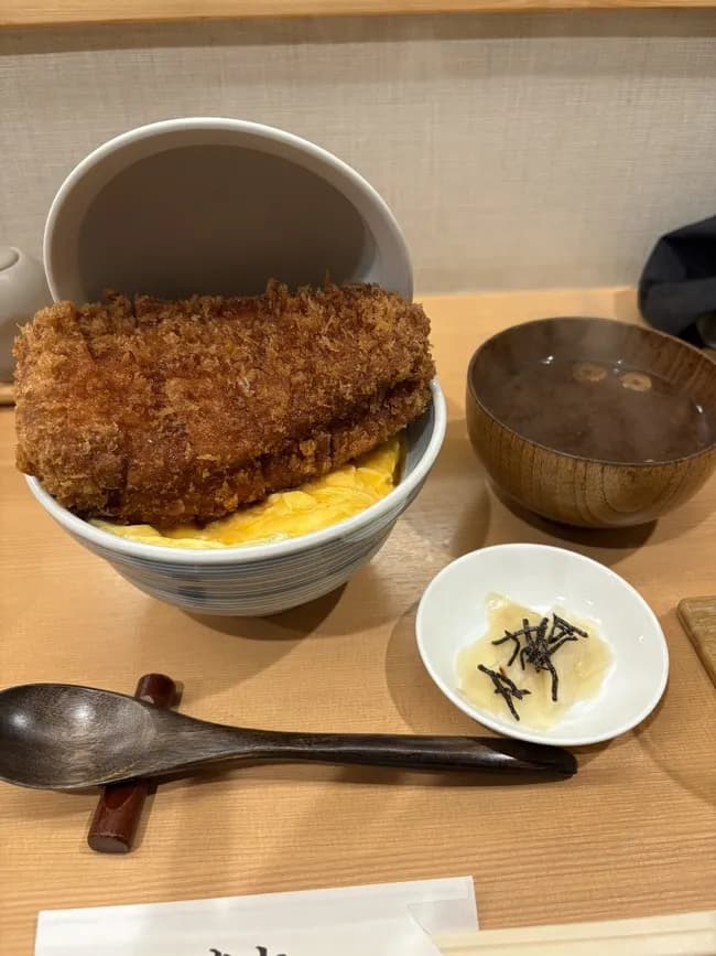 【画像】卵でとじないカツ丼、とんでもないボリュームで騒然ｗｗｗｗ
