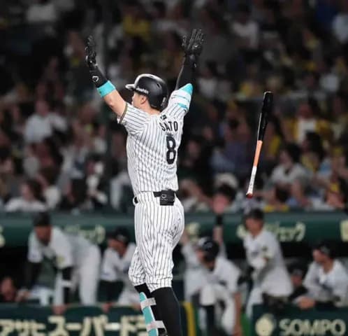 阪神・佐藤輝が特大一発で４０号到達！確信歩きの一撃　リーグ最終戦で球団３人目の「４０本塁打、１００打点」も達成、スタンドはどよめきおさまらず　甲子園大歓声