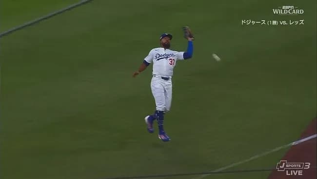 ドジャース　テオスカー・ヘルナンデス落球…