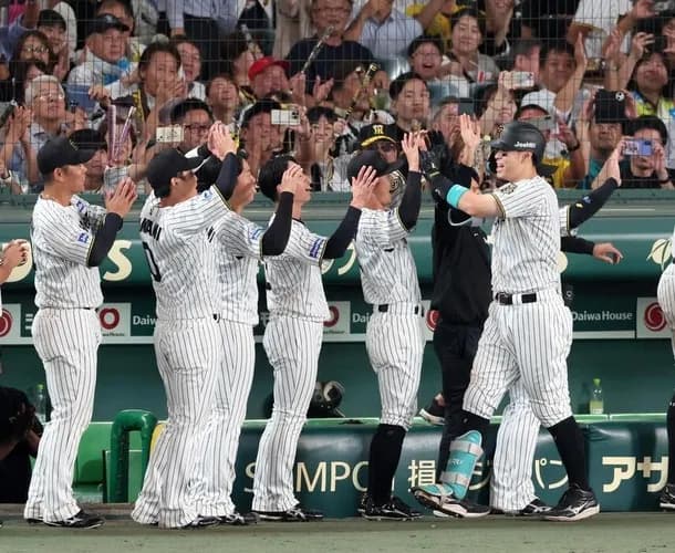 阪神のシーズン最終戦は熱狂づくし！佐藤輝明が40号＆100打点　村上頌樹は三冠確実　原口文仁は代打→一塁手→捕手