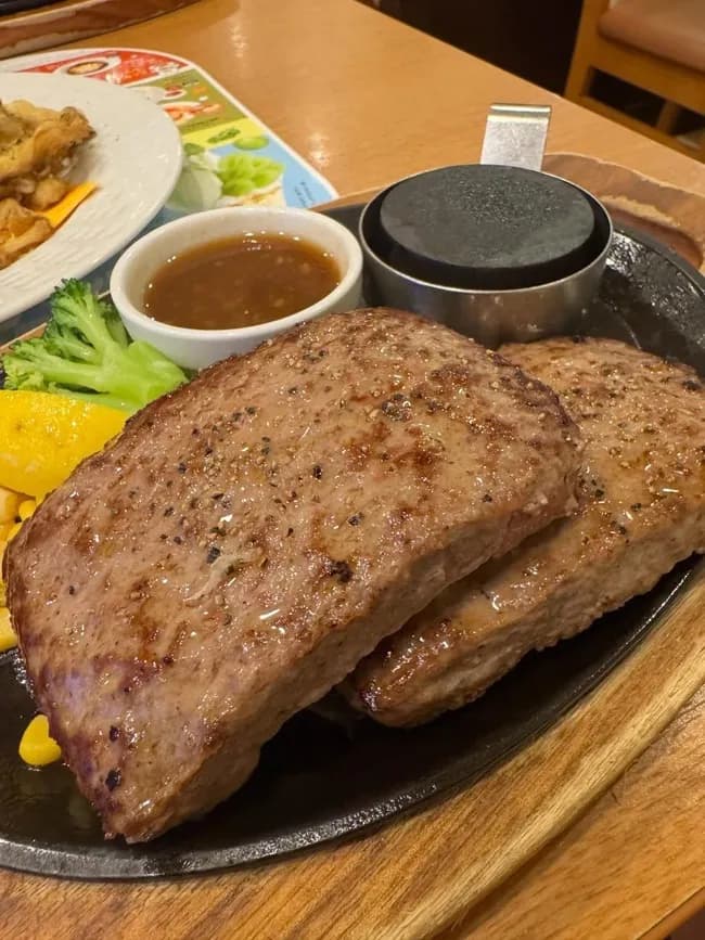 【画像】ココスのダブルビーフハンバーグ、レベチｗｗｗｗｗｗｗ