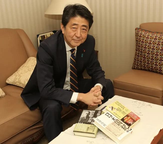 【速報】石破茂、読んでる本の質が安倍と段違いだと話題に
