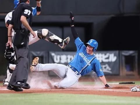 【日本ハム】新庄監督「選手達は本当に幸せですね！！」平日昼開始の紅白戦で観客１万4000人