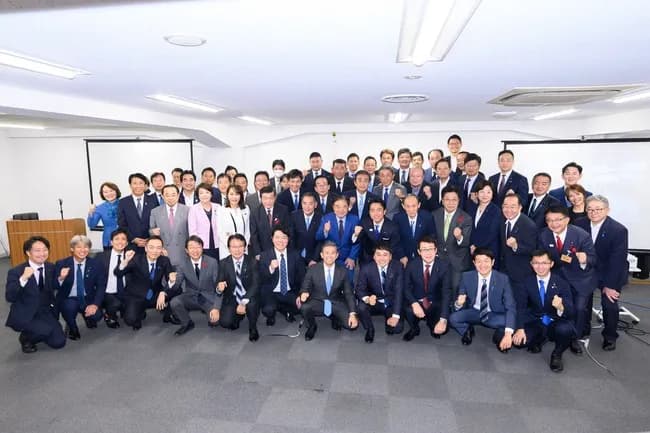 小泉進次郎陣営の三原じゅん子議員、総裁選敗戦記念の写真撮影で身を隠してるのがバレる