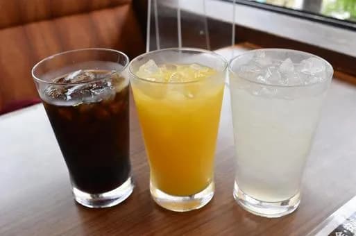 【悲報】ドリンクバーで100%オレンジジュース注いだら水と一緒に出てきたんだが？？ｗｗｗｗｗｗｗｗｗｗｗｗｗｗｗｗ