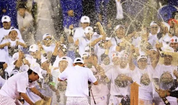 【悲報】ビールかけとかいうSDGsに喧嘩売る行為ｗｗｗｗｗｗｗｗｗｗ