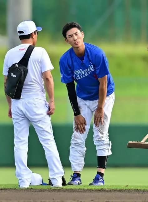 右足を引きずりながら病院へ…中日・森駿太にアクシデント　試合後練習で負傷か、しばらく倒れ込む