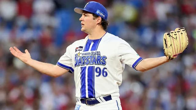 DeNAバウアー登録抹消←カープ小園の蹴られたバットファンの反応