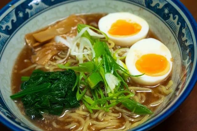  J( 'ｰ`)し「ラーメンできたわよー」←こいつが麺の上に乗せがちなもの