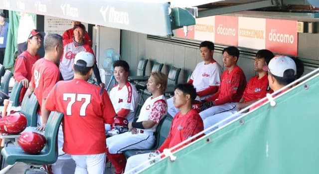 カープ新井監督『勝てるチーム』へ気合入れ直し！「量はもちろん質も」秋季練習スタート