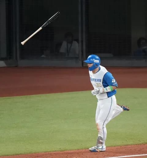 日本ハム・郡司裕也、「確信」のバットフリップに新庄監督も「むちゃくちゃ格好良かった」