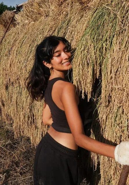 【画像】ローラさん(35)のヘソ出し稲刈りｗｗｗｗｗｗｗｗｗｗｗｗｗｗｗｗｗｗｗｗｗ