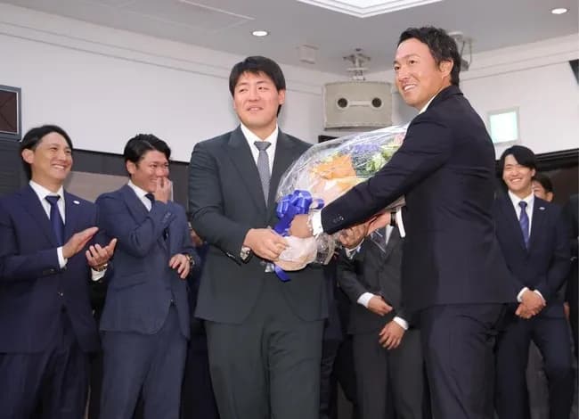 【巨人】岡本、花束贈呈されるｗｗｗｗｗｗｗｗｗｗｗｗ