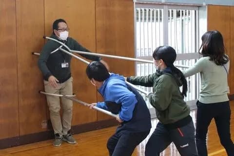 【動画】最近のさすまた、女性でも簡単に弱男おじさんを撃退できるｗｗｗｗｗ