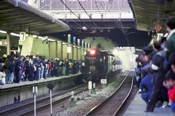 【動画】撮り鉄「下がれ！安月給！」と駅員を罵倒！鉄道会社「今後は警察に通報する」と徹底抗戦