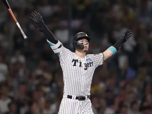 佐藤輝明、バックスクリーンへ先制スリーラン！！！wwwwwwww