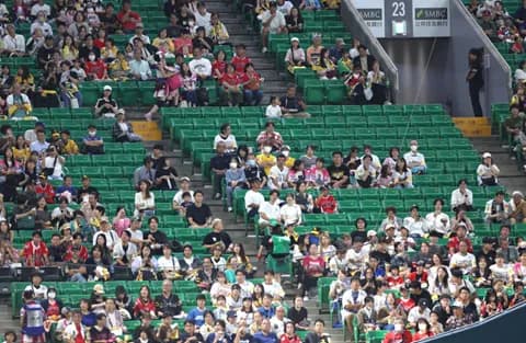 【悲報】パCSファイナル、「みずほペイペイドームで空席が目立つ」という記事を書かれてしまう・・・