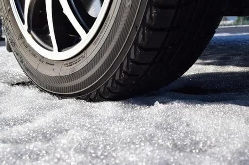 【悲報】ワイ「そろそろスタッドレスでも見とくか…」タイヤ屋「14万3000円です」